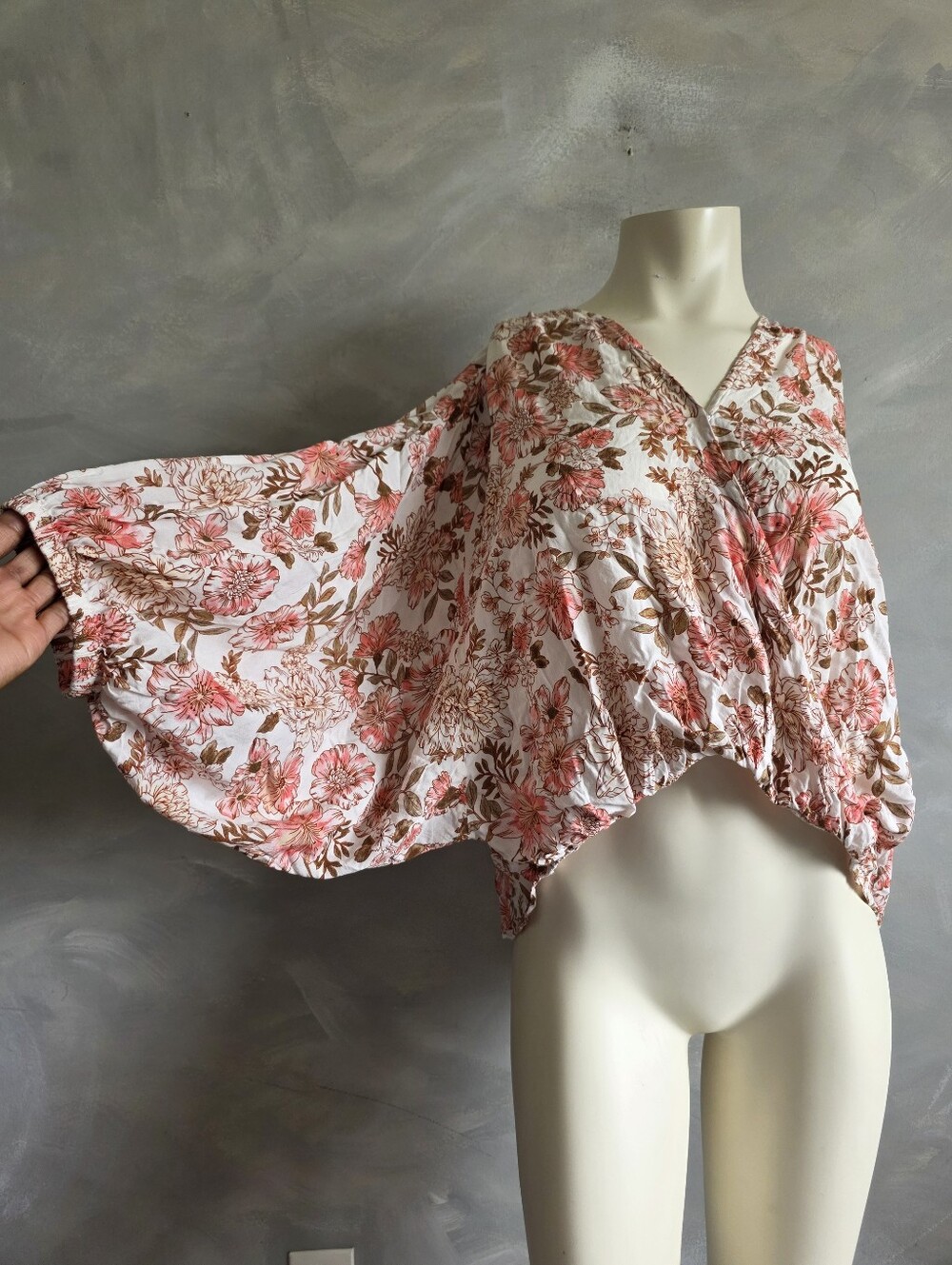 Talisman S/M Cropped Kaftan Style Batwing Sleeve Floral Print Top